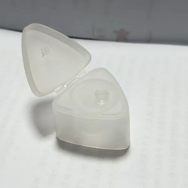 Tier 1 Beauty Supply Moulage personnalisé de capuchon de protection triangulaire IATF16949 Texture givrée Matériau SAN Outillage Thaïlande