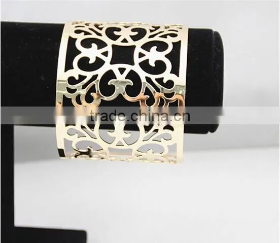 Trendy Gold Plated Iron Open End Cuff Hollow Flower Bangle Bracelets for Ladies photo-5