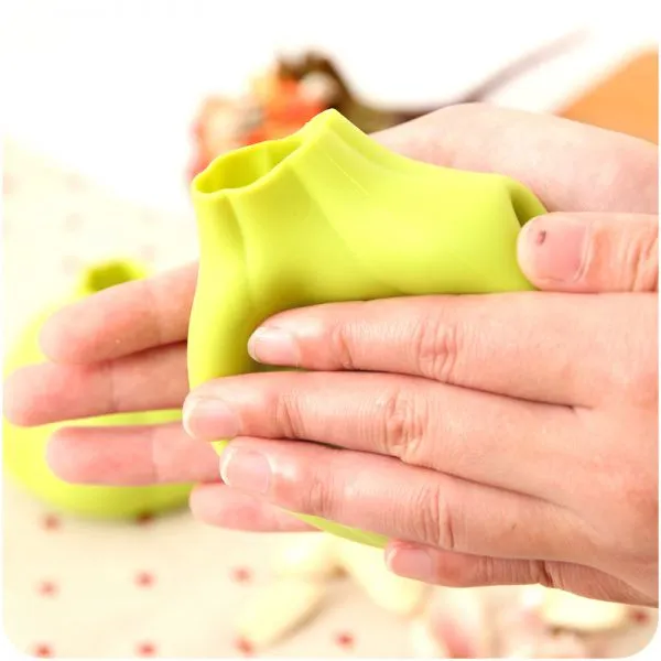 Free Sample Food Grade Nontoxic Silicone Kitchen Accessories Garlic Stripper photo-4