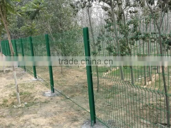 Green 5mm Wire Triangle Bending Welded Road Side 3D Mesh Fencing photo-3