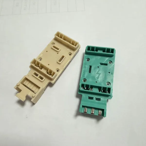 OEM PA66 GF30 Изоляционное основание для автомобильного разъема. Системы управления электромобильным аккумулятором. IATF 16949. Литье с высокой термостойкостью