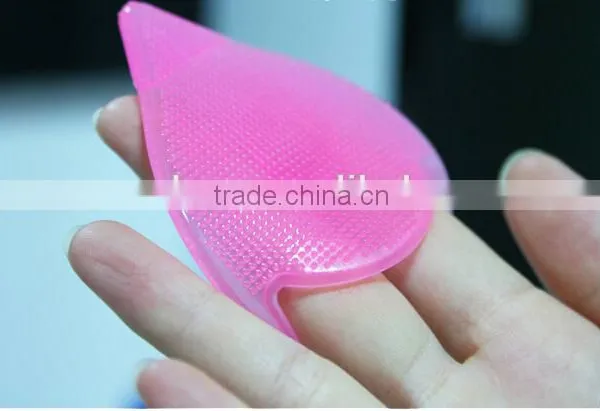 Eco-friendly High Quality Mutifunctional Heart Design Silicone Facial Cleansing Brush photo-2