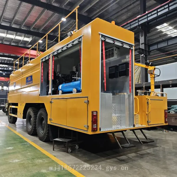 Sinotruk Mining Export-type Grease Filling Vehicle, Heavy Truck and Mining Truck Oil, Diesel, and Coolant Supply Vehicle photo-4