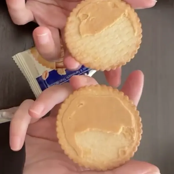 Quality Thin Filling Sandwich Biscuit With Chocolate, Milk and Peanut Flavour