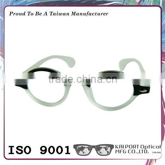 Retro Style and Gradient Color Printed Eyewear photo-2