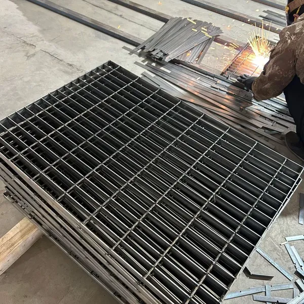 Решетка из нержавеющей стали 304, несущие прутки 20x5 мм, шаг 40x100 мм, противоскользящая поверхность для промышленных платформ