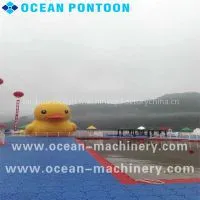 Пляжный парк на плавучей платформе на воде