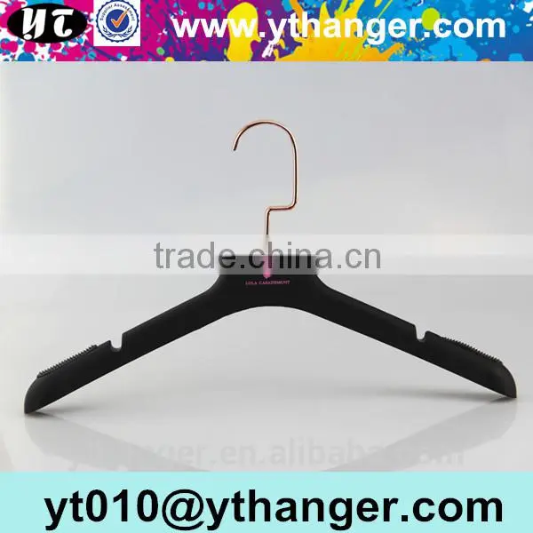 YY0538 Black Antislip Rubber Coated Plastic Hanger Rubber Coat Hanger With Metal Hook photo-3