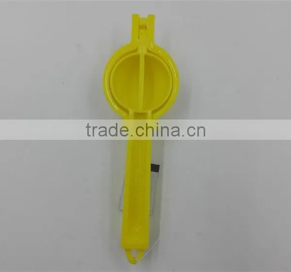 High Quality Plastic Kitchen Garlic Press photo-2