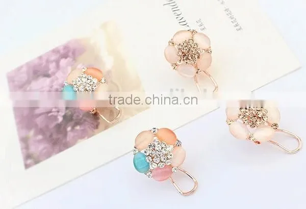 Wholesale White Pearl Decorated Clover Shape Design Alloy Stud Earrings photo-2