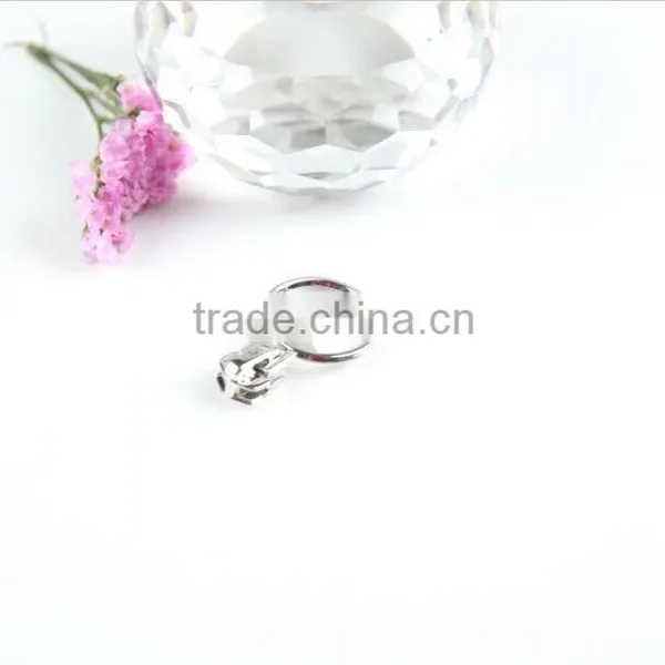 New Style Handbag Metal Zipper Puller With Logo photo-2