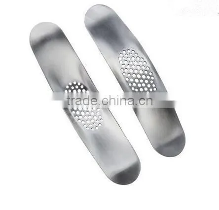 Cy282 Curved Garlic Stainless Steel 304/430 Multi-functional Manual Garlic Creative Twist Garlic Kitchen Worn Garlic photo-4