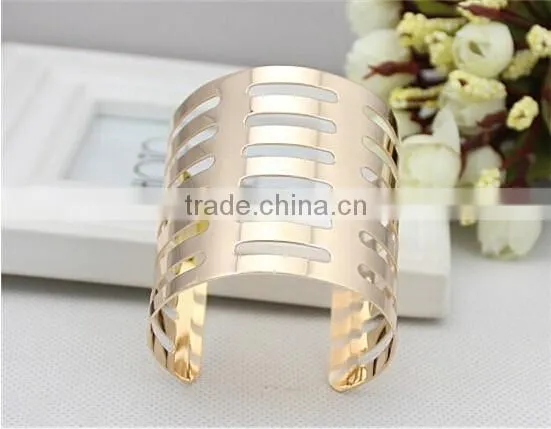 Women Gold Plated Hollow Link Wristlet Bangle With Stripes Design photo-3