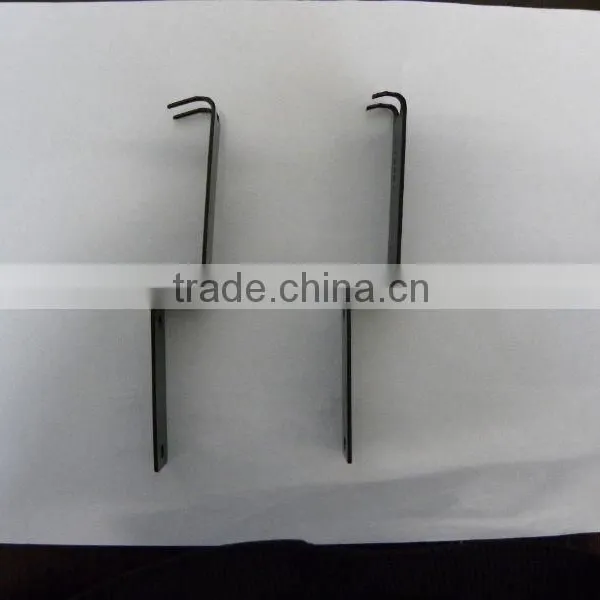 Weft insertion yarn feeding metal hook for warp kniting machine