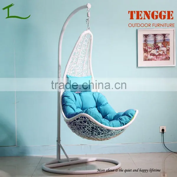TG15-0139 Half Moon Shape White Outdoor Rattan Swing Chair