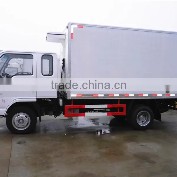 Japanese Diesel 3ton Refrigerated Tank Truck photo-3