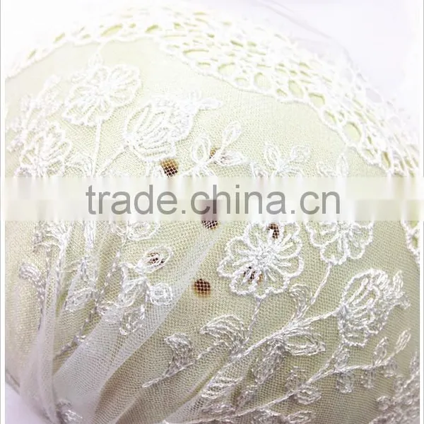 Romantic Design Strapless Sexy Girl Lace Bra for Wedding photo-2