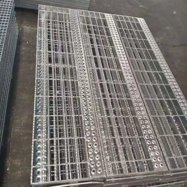 Rejilla de acero al carbono para piso, malla de 30x30mm, espesor de barra de 4mm, superficie dentada antideslizante