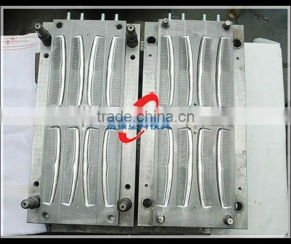 Injection Plastic Hair Bush Comb Mould in Taizhou photo-3