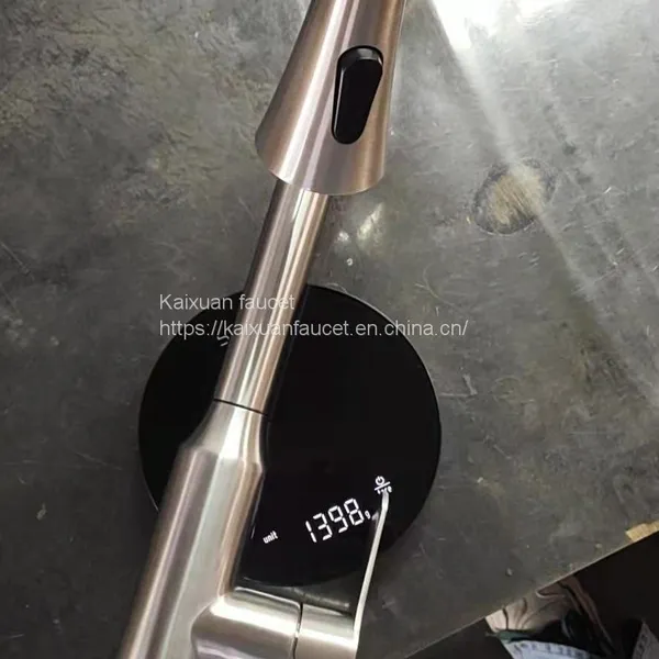Rotatable Kitchen Drawing Faucet Capable of Stretching and Preventing Water Splashing