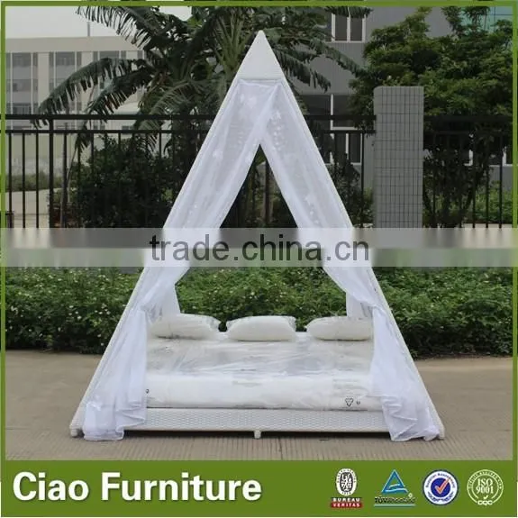 Outdoor Arabian Style Sun Bed Rattan Daybed With Gauze Shade photo-2