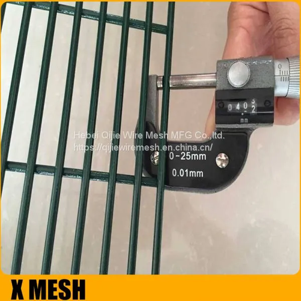 New Style Galvanized Metal Curvy Welded Wire Mesh Fence photo-3