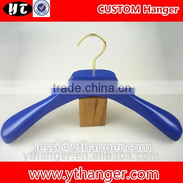 YY0513 Wholesale Luxury Bule Wide Shoulder Clothes Hangers Men Suits Hanger With Velvet Trousers Bar Supplier's Choice photo-3