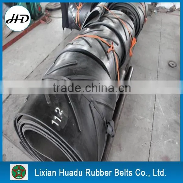 Figured rubber conveyor belts