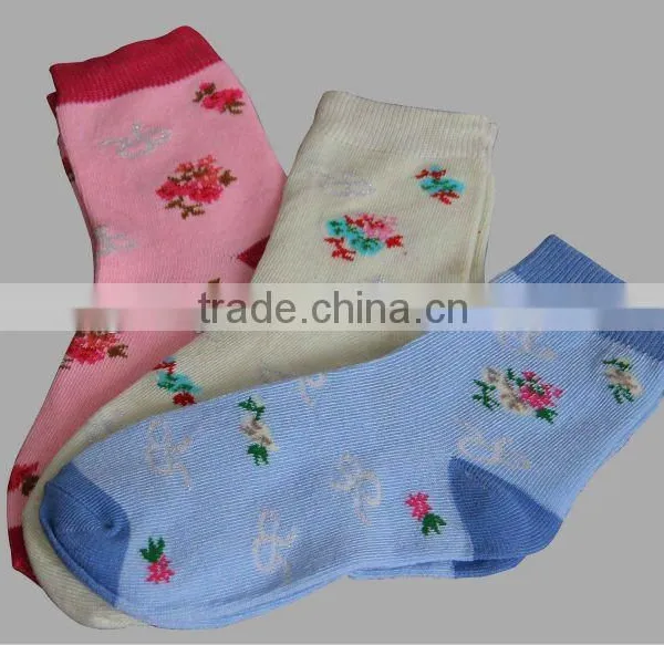 Women Pretty Knitting Pattern Socks