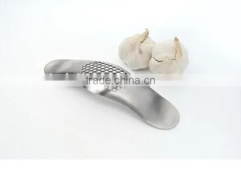 Cy282 Curved Garlic Stainless Steel 304/430 Multi-functional Manual Garlic Creative Twist Garlic Kitchen Worn Garlic photo-6