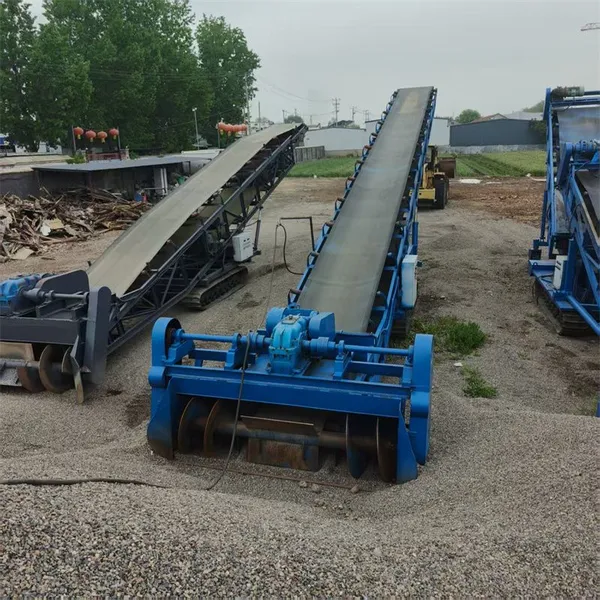 Mobile spiral feeding conveyor remote control material scraping and loading machine