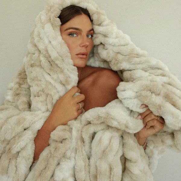 100% Vegan & Cruelty Free Polyester Ombre Oversized Soft Blanket photo-2
