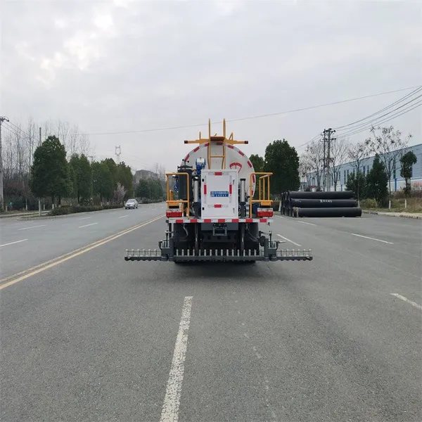Road Maintenance Vehicle Export, Dongfeng Export-type Asphalt Distributor, Custom Production photo-3