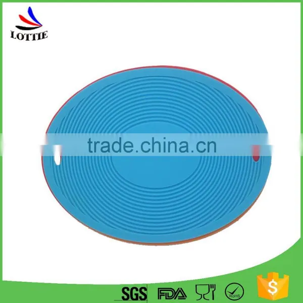 2016 Custom Food Grade Non-toxic Heat Insulation Anti-skid Design Silicone Baking Mat Pot Holder photo-3