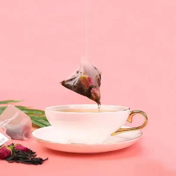 Black Tea Has a Rich Aroma and Can be Paired With Rose and Lemon