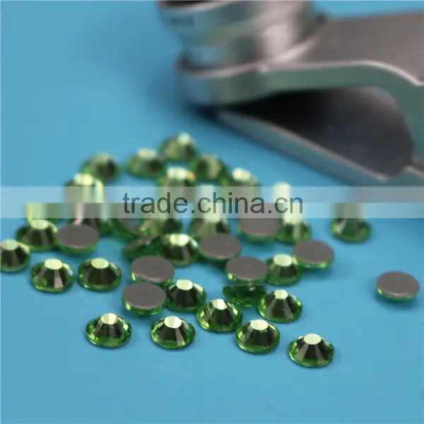 Top Quality Wholesale Peridot All Kinds of China Flatback Hotfix Glass Stone photo-3