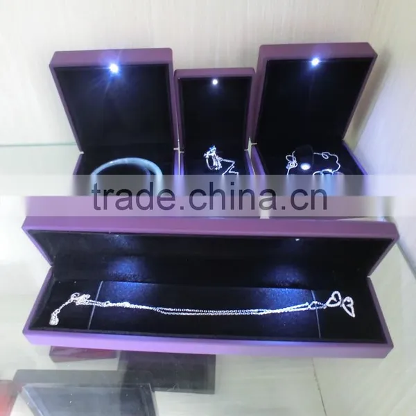 Luxur Varnished Ring Box Bangle Box Wedding Gift Set With LED Nacklace Wooden Box photo-3