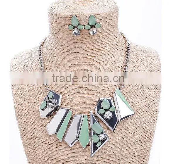 Popular and Fashion Necklaces Elegant Geometrical Irregular Short Chain Necklace Clavicle