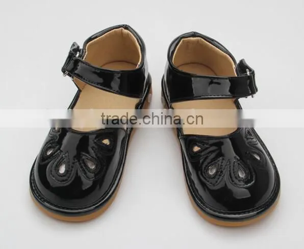 Manufacture 2016 New Arrival OEM Custom Leather Cute Newborn Squeaky Shoes Baby Girl Sandals photo-5