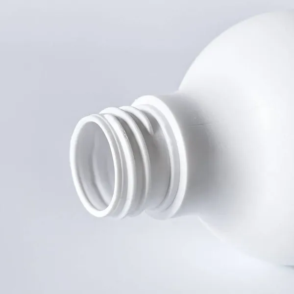 Customized Plastic Bottles for Cosmetics, Available in 500ml and 1000ml. Customized Pet Blow Molding, Silk Screening, and Gold Stamping Services. photo-2