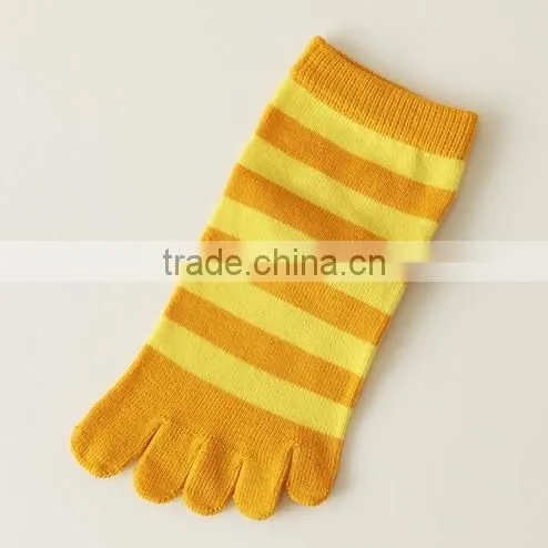 Best Socks Manufacturer Japanese Design OEM School Teen Girls Red White Stripes Pure Cotton Knitting Five Toe Socks photo-2