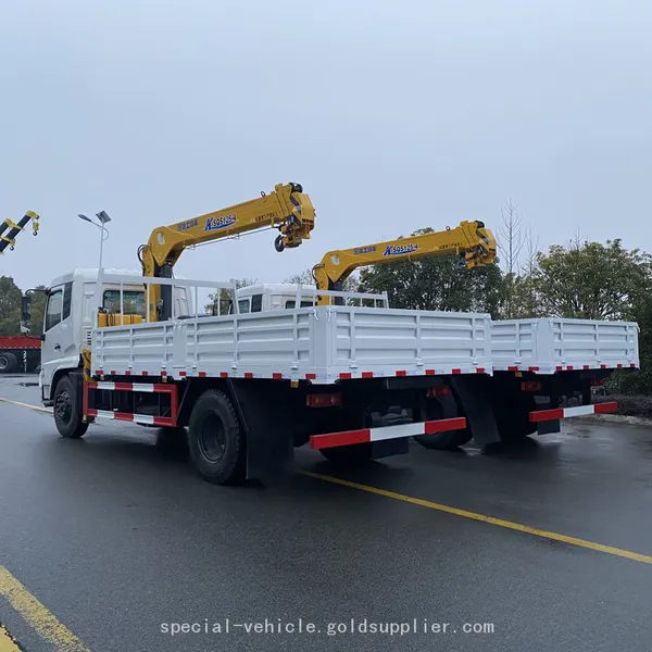 Dongfeng On-board Lifting and Transportation Vehicle Equipped With a 5-ton Crane photo-2