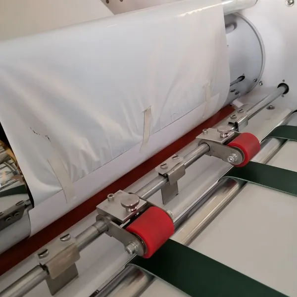 Semi Automatic Anti Curl Belt Feeding Film Coating Oil Heating Steel Roller LCD Operation Screen photo-2