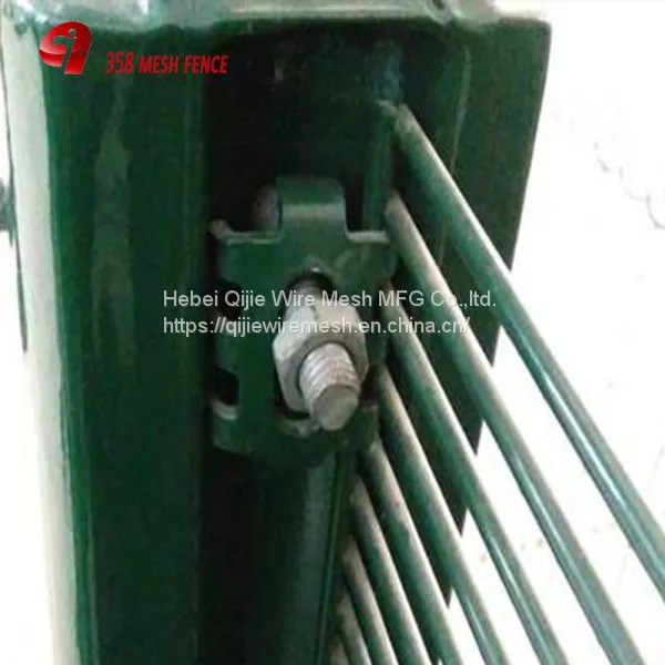 New Style Galvanized Metal Curvy Welded Wire Mesh Fence photo-5