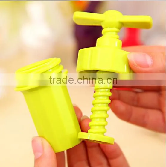 New Plastic Manual Garlic Press Twist/chopper Garlic Press/plastic Garlic photo-2