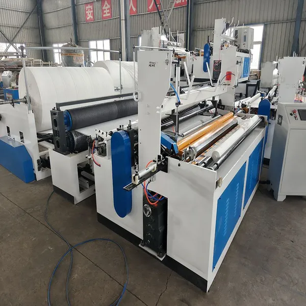 Máquina de enrollado de papel higiénico estampado a medida. Línea de producción de máquinas de papel higiénico en rollo jumbo