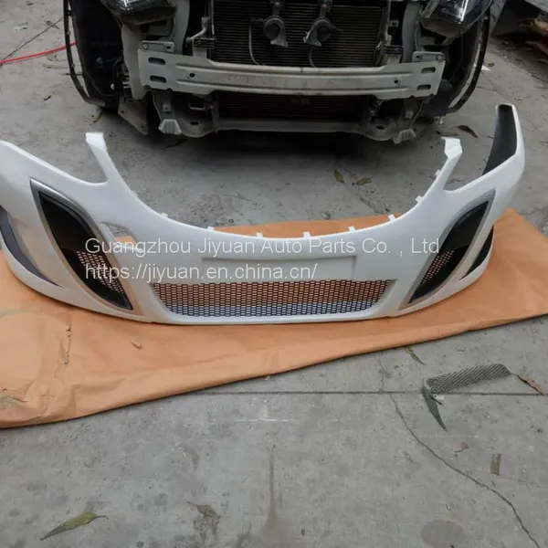 Автомобиль Buick Lang окружен передней и задней юбкой бампера модели GS 19 - 20, модификация бампера Lang GS