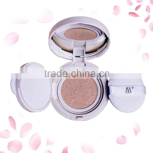 Nude Makeup Looking Natural Liquid Foundation With a Puff photo-2