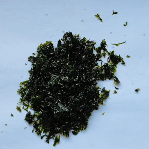 Condimento de arroz Furikake de algas sazonadas al estilo coreano/japonés. Espeque de nori y ajonjolí para arroz, sushi y onigiri