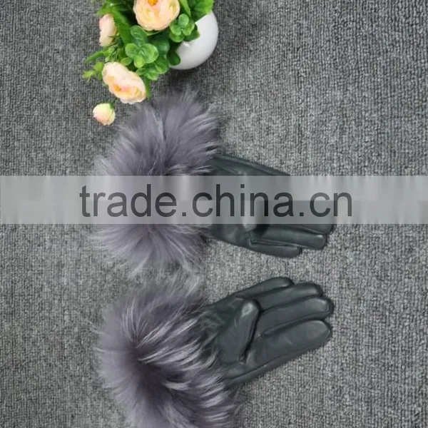 Wholesale Women Wearing Lamb Fur Leather Gloves With Fur Trim photo-2